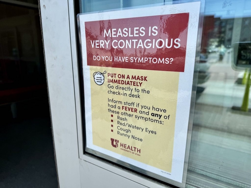 A sign warning about the contagious nature of measles, instructing people to wear masks an — Pennsylvania Measles Outbreak